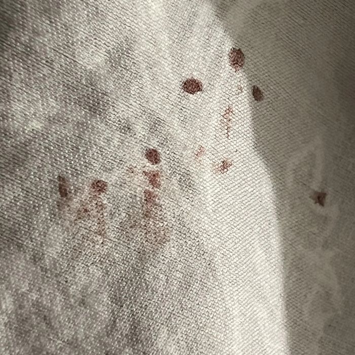 следи от дурвеници, петна от кръв по матрака