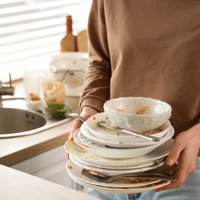 Почистване преди третиране против хлебарки с професионален инсектицид